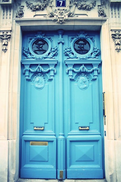 blue-door-paris-1.neotrad.jpg